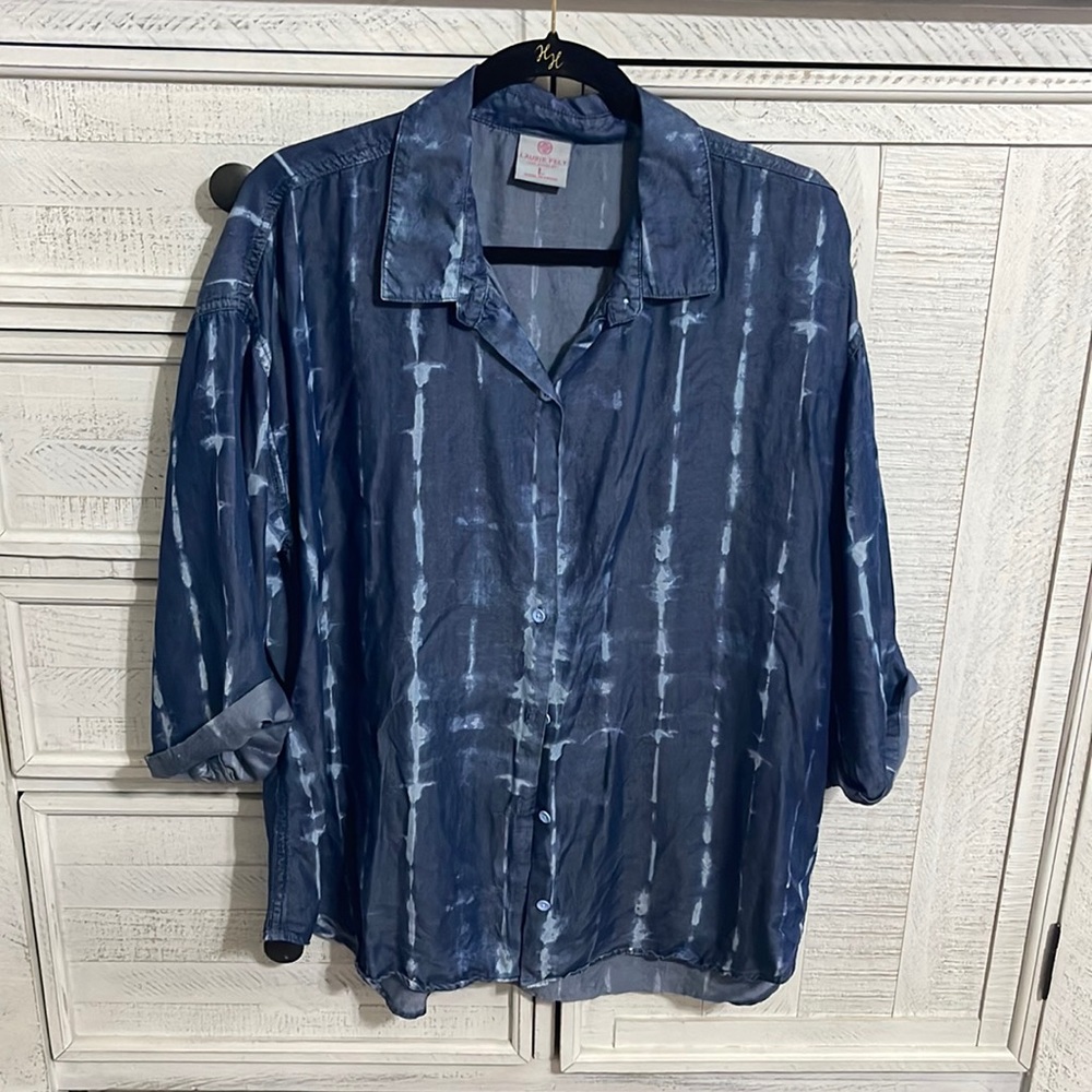 Women's 3/4 roll up sleeve top. Button up.